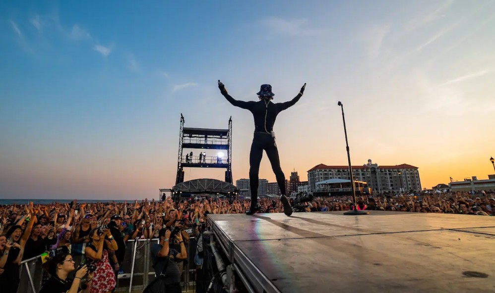 Performer facing the Sea.Hear.Now festival audience